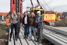 feestelijke eerste paal drie villa's gele lis