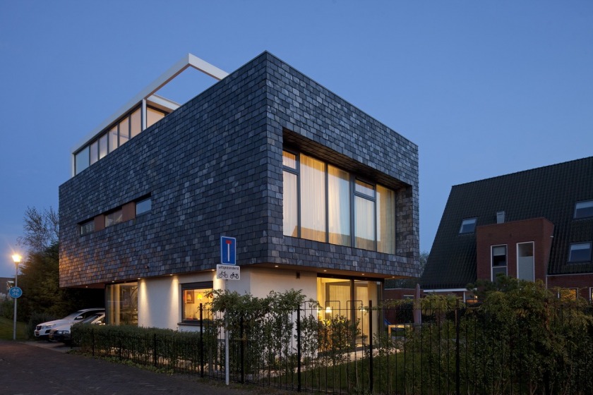 Villa woonhuis leisteen stucwerk aluminium ramen dakterras HOYT architecten
